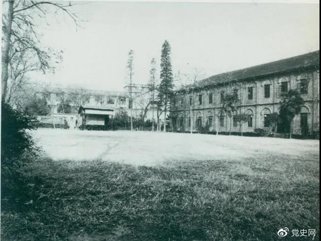 　　1927年3月18日，毛澤東出席在武昌舉行的河南武裝農(nóng)民代表大會，并作湖南農(nóng)運狀況報告。圖為大會會場——武昌農(nóng)講所大操場。