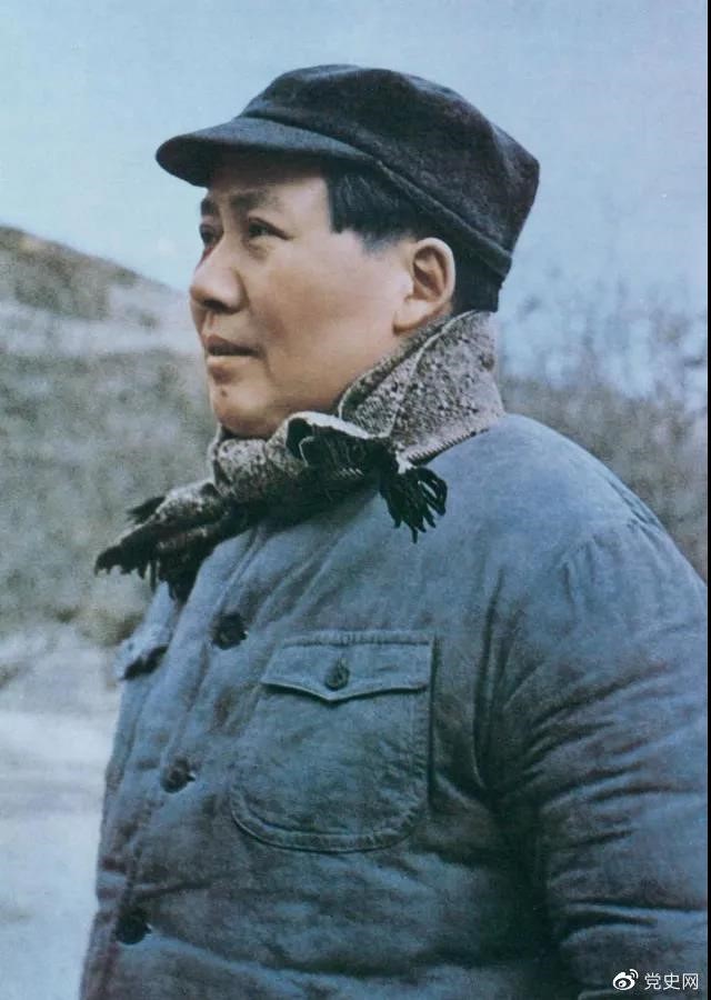 　　1947年3月18日，中共中央機關(guān)主動撤離延安。毛澤東和周恩來、任弼時等繼續(xù)留在陜北，指揮全國人民解放戰(zhàn)爭。這是轉(zhuǎn)戰(zhàn)陜北前夕的毛澤東。